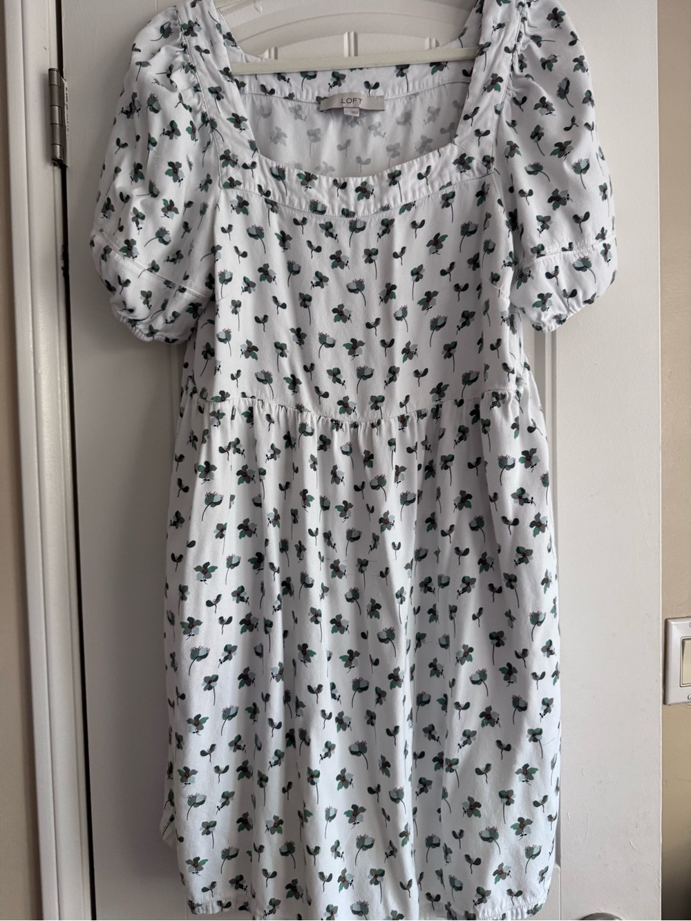 LOFT Women’s White Floral Puff-Sleeve Dress